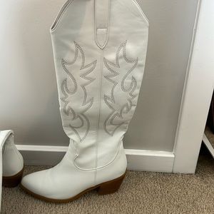 White cowgirl/ cowboy boots